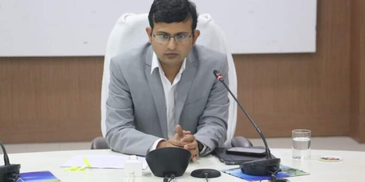 समस्त एसडीएम धान खरीदी एवं खाद वितरण की सतत मॉनिटरिंग करें : कलेक्टर श्री नीरज कुमार सिंह