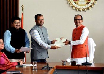 लाड़ली बहना योजना इतिहास में सामाजिक क्रांति के रूप में दर्ज होगी – मुख्यमंत्री श्री चौहान  मुख्यमंत्री ने योजना के सफल क्रियान्वयन के‍लिए अधिकारी-कर्मचारियों को प्रदान किए प्रशस्ति-पत्र