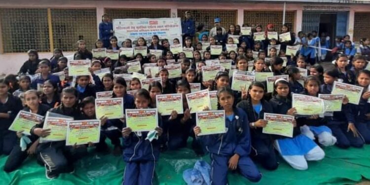 160 स्कूली छात्राओं को दिया गया आत्मरक्षा का प्रशिक्षण.छात्राओं को बांटे ट्रैकसूट ओर प्रमाणपत्र
