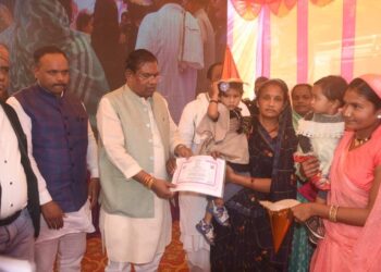 विकसित भारत की कल्पना को साकार करने सभी की सहभागिता आवश्यक – केन्द्रीय मंत्री श्री कुलस्ते  वाहन को दिखाई हरी झंडी, विकसित भारत के संकल्प की दिलाई गई शपथ  ग्राम जहरमऊ से विकसित भारत संकल्प यात्रा का शुभारंभ