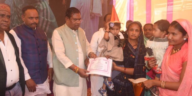 विकसित भारत की कल्पना को साकार करने सभी की सहभागिता आवश्यक – केन्द्रीय मंत्री श्री कुलस्ते  वाहन को दिखाई हरी झंडी, विकसित भारत के संकल्प की दिलाई गई शपथ  ग्राम जहरमऊ से विकसित भारत संकल्प यात्रा का शुभारंभ