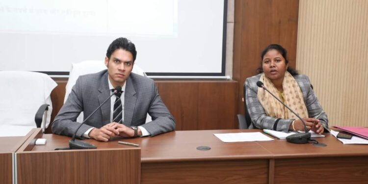 कलेक्टर ने ली सेक्टर अधिकारियों की बैठक