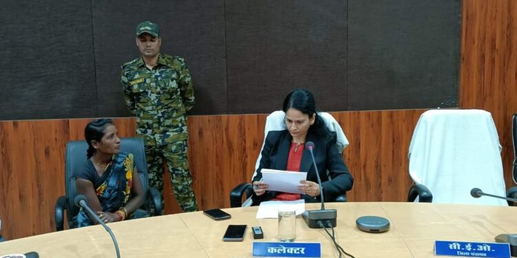 कलेक्टर ने की जनसुनवाई, अधिकारियों को दिए त्वरित निराकरण के निर्देश जनसुनवाई में पहुंचे 52 आवेदक