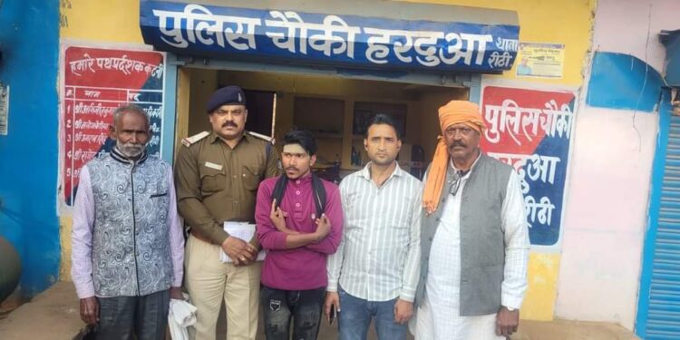 ऑपरेशन मुस्कान के तहत हरदुआ पुलिस सहायता केंद्र ने खोए हुए बालक को दस्तयाब कर उनके परिजनों को सौपा