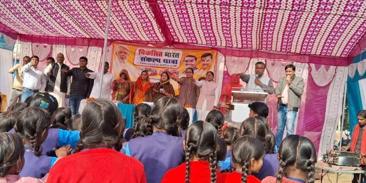जिले में विकसित भारत संकल्प यात्रा के दौरान ग्राम पंचायत भवन में शिविर के जरिए लोगों की समस्यायों का निराकरण किया जा रहा है