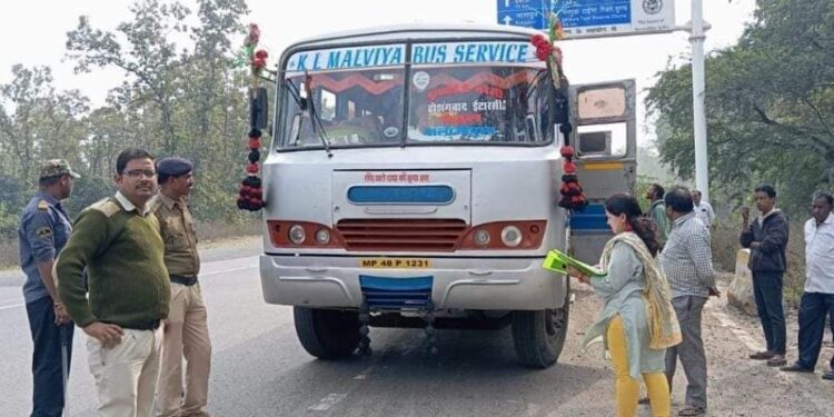 आरटीओ की बसों में सघन जांच, सख्ती के साथ हुई चालानी कार्यवाही,