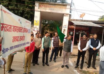 कन्नौज  *जिलाधिकारी ने मतदाता जागरूकता रैली को हरी झंडी दिखाकर किया रवाना* *18 वर्ष पूर्ण करने वाले युवा, मतदाता बने*