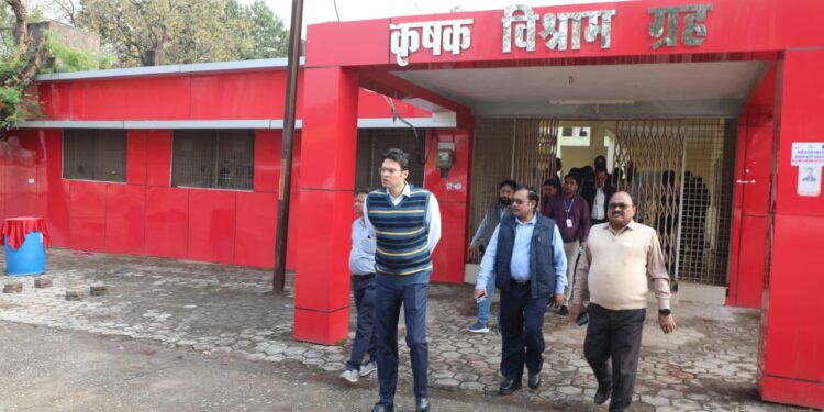 *कलेक्टर श्री प्रसाद ने मतगणना स्थल की व्यवस्थाओं का लिया जायजा* *दिशा संकेतक और निर्देशक लगानें के दिए निर्देश*