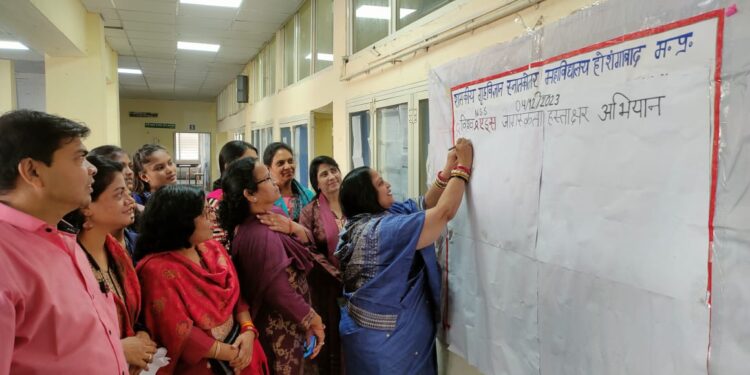 शासकीय गृहविज्ञान महाविद्यालय में एड्स जागरूकता हस्ताक्षर अभियान आयोजित किया गया