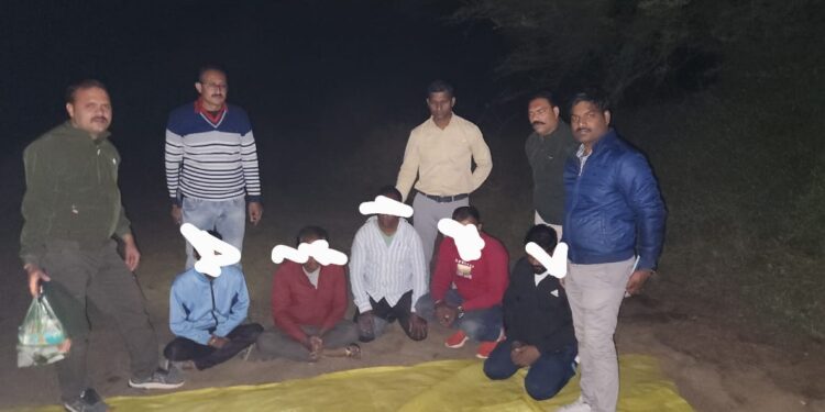 बीती रात 12000 से अधिक रुपए के साथ जुआरियों को मुखबिर की सूचना पर देहात पुलिस ने पकड़ा,ताश की गड्डी सहित 5 जुआरी गिरफ्तार…..