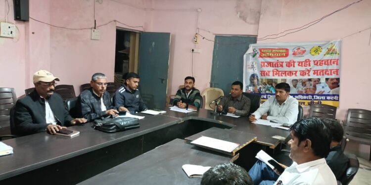 जनपद स्तरीय समीक्षा बैठक में अनुपस्थिति पर दो जीआरएस और एक सचिव पर एक दिवस के वेतन  कटौती की हुई कार्यवाही,