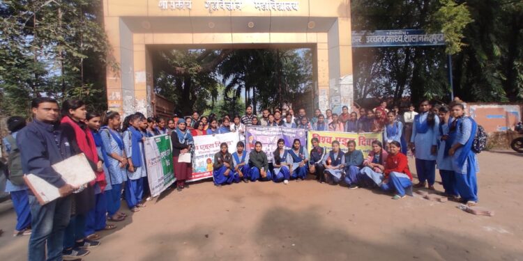 शासकीय नर्मदा काॅलेज में एनसीसी की नेवल,आर्मी विंग ने सशस्त्र सेना झंडा दिवस के अवसर पर रैली और पोस्टर प्रतियोगिताएं आयोजित कर मनाया