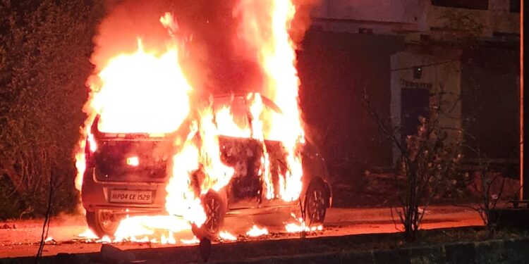 झिंझरी पुलिस चौकी के पास अचानक चार पहिया वाहन में शार्ट शर्किट से लगी आग, मचा हड़कंप देखे VIDEO