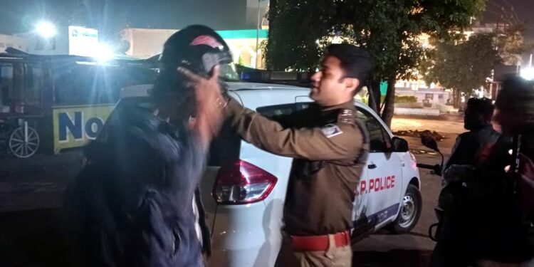 यातायात थाना प्रभारी ने छात्रों को पहनाये हेलमेट*