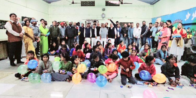 वरिष्ठ कांग्रेस नेत्री सोनिया गांधी का जन्मदिन मध्यप्रदेश कांग्रेस सेवा दल यंग ब्रिगेड द्वारा मुस्कान संस्था के बच्चों संग मनाया गया