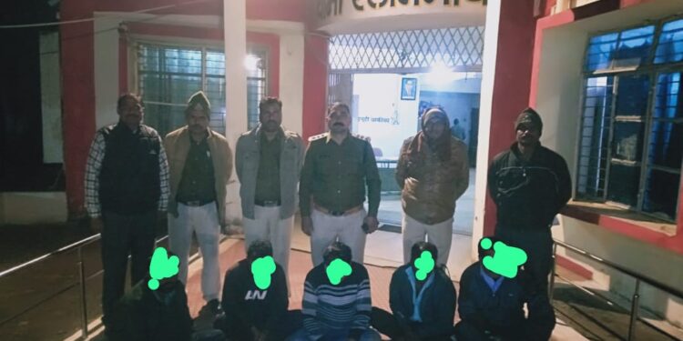 जुआडियो के खिलाफ प्रहार पैसे-रूपयो का दाव लगाकर जुआ खेलने वाले आरोपी गिरफ्त मे नगद 08 हजार 650 रूपये एवं 52 तास के पत्ते