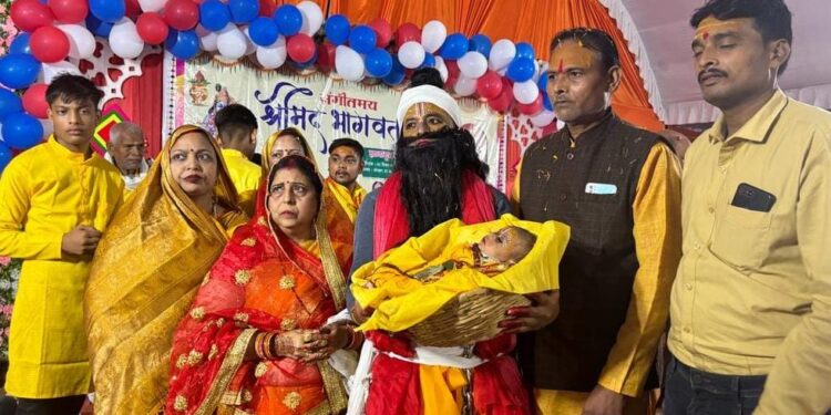 कौशांबी जनपद के तहसील चायल क्षेत्र के मनौरी बाजार में चल रहे सात दिवसीय श्री मद्भागवत कथा में चौथे दिन शुक्रवार को श्री कृष्ण जन्मोत्सव मनाया गया।