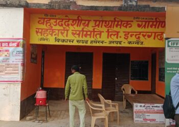 यूरिया खाद न मिलने से किसान परेशान