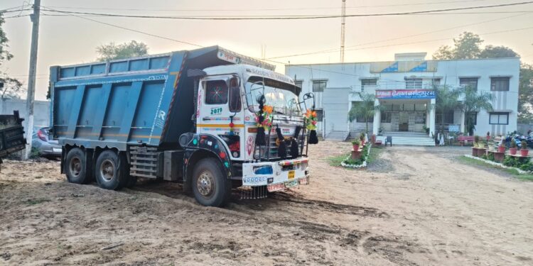 रेत ठेका कंपनी ने बिना रॉयल्टी परिवहन करते डंपर को पकड़ाया,मामला जॉच में,रसूखदारों का दबाव,देहात थाने की अभिरक्षा में रखा,अब तक दर्ज नहीं हुई एफआईआर?