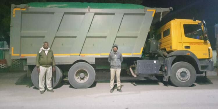 पुलिस थाना कैमोर की ओवरलोडिंग वाहनों के विरूद्ध ताबड़तोड़ चालानी कार्यवाही थाना कैमोर के द्वारा वाहन चेकिंग के दौरान 5 ओवरलोड वाहनों पर चालानी कार्यवाही कर 74,000/- रुपये समन शुल्क वसूल किया