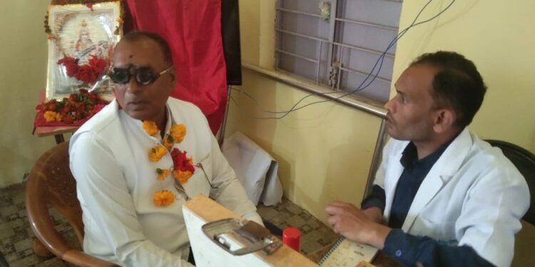 *डॉ राम पांडे शिक्षा एवं संस्कार समिति द्वारा ग्राम पिपरा में रखा गया निःशुल्क नेत्र जांच शिविर का आयोजन*