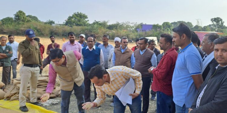 कलेक्टर श्री सिंघल ने किया उपार्जन केन्द्रों का औचक निरीक्षण
