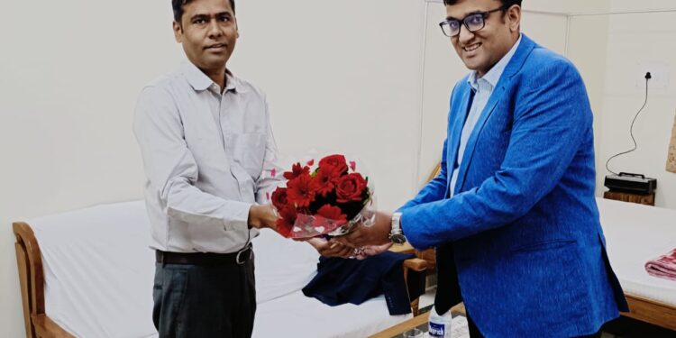 *विकसित भारत संकल्प यात्रा की जिले की तैयारियों की समीक्षा हेतु अल्प प्रवास पर पहुंचे डायरेक्टर श्री कुमार राहुल* *जिला सीईओ श्री गेमावत ने पुष्प गुच्छ भेंट कर किया आत्मीय स्वागत*