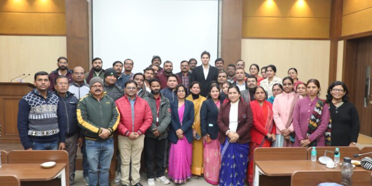*कलेक्टर ने मिशन फाइनल-30 के प्रश्न निर्माणी टीम की बैठक ली* *प्राचार्यों और शिक्षकों के प्रयासों को किया प्रोत्साहित*