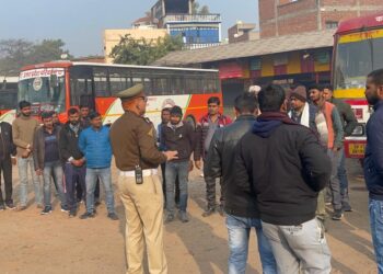 द्वितीय सड़क सुरक्षा पखवाड़ा के अंतर्गत रोडवेज बस स्टैंड में बसों के चालको एवं परिचालकों को दी गई यातायात नियमों की जानकारी।