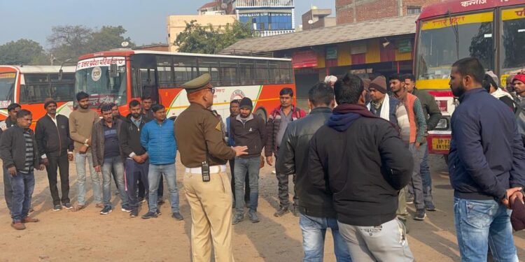 द्वितीय सड़क सुरक्षा पखवाड़ा के अंतर्गत रोडवेज बस स्टैंड में बसों के चालको एवं परिचालकों को दी गई यातायात नियमों की जानकारी।