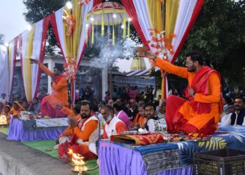 बैनगंगा घाट पर दिखा काशी और हरिद्वार का नजारा  भव्यता से प्रारंभ हुई महा आरती प्रथा, उमड़े हजारों श्रद्धालु