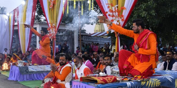 बैनगंगा घाट पर दिखा काशी और हरिद्वार का नजारा  भव्यता से प्रारंभ हुई महा आरती प्रथा, उमड़े हजारों श्रद्धालु