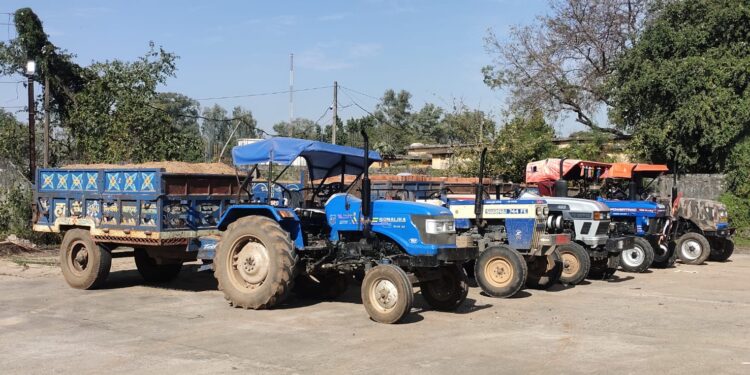 जिला मुख्यालय पर रसूखदार कृषि कार्य की ट्रैक्टर ट्रालियों से करवा रहे खनिज संपदा का अवैध परिवहन,शासन को हो रहा भारी राजस्व का नुकसान,क्षेत्रीय परिवहन अधिकारी ने गत दिनों पकड़ी है खनिज संपदा ढोती ट्रैक्टर ट्रालियां..!