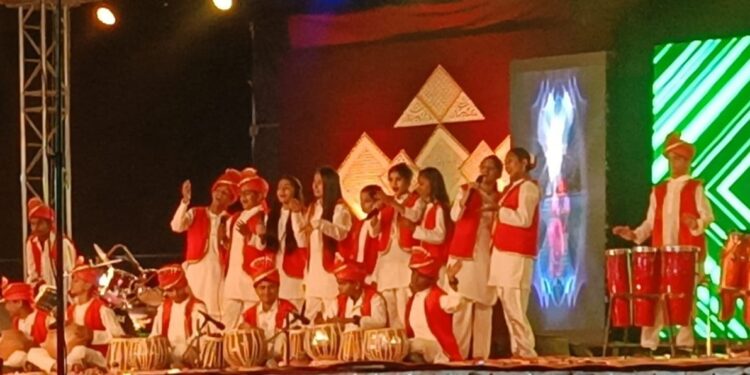 नर्मदा वेली एकाडमी स्कूल में वार्षिकोत्सव हर्षोल्लास से मनाया गया, प्राचार्य वर्षा सीजू द्वारा स्कूल की वार्षिक गतिविधियों,उपलब्धियों पर प्रकाश डाला गया।