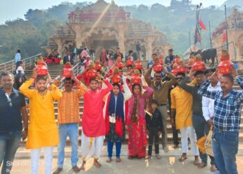 *डोंगरगढ माई की नगरी में निकली अक्षत कलश शोभायात्रा* *राम मंदिर आयोध्या से आये अक्षत के साथ 108 कलश यात्रा में मातृ शक्ति व राम भक्त उपस्थित हुए*