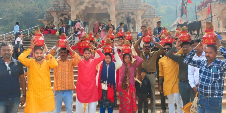 *डोंगरगढ माई की नगरी में निकली अक्षत कलश शोभायात्रा* *राम मंदिर आयोध्या से आये अक्षत के साथ 108 कलश यात्रा में मातृ शक्ति व राम भक्त उपस्थित हुए*