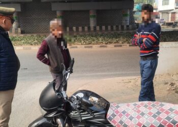 *द्वितीय सड़क सुरक्षा पखवाड़ा के अंतर्गत यातायात पुलिस द्वारा ट्रैक्टर ट्रालियों में लगाए जा रहे रिफ्लेक्टर टेप।*