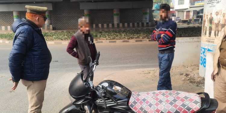 *द्वितीय सड़क सुरक्षा पखवाड़ा के अंतर्गत यातायात पुलिस द्वारा ट्रैक्टर ट्रालियों में लगाए जा रहे रिफ्लेक्टर टेप।*