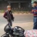 *द्वितीय सड़क सुरक्षा पखवाड़ा के अंतर्गत यातायात पुलिस द्वारा ट्रैक्टर ट्रालियों में लगाए जा रहे रिफ्लेक्टर टेप।*