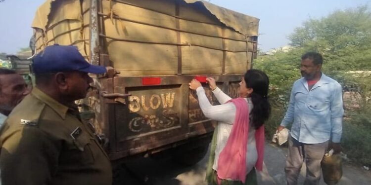 दुर्घटना की रोकथाम के लिए आरटीओ श्रीमती निशा चौहान ने लगाए ट्रैक्टर्स में रेडियम…!