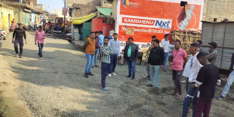 आधा किलोमीटर में सीसीकरण होने से आवागमन होगा सुगम नपा अध्यक्ष श्रीमती यादव सांसद प्रतिनिधि देवेंद्र यादव ने बताया सीसी होने में एक माह का समय लगेगा