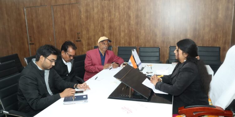 *विकास-जनहित कार्यों के साथ ग्रीष्म ऋतु में पेयजल संकट से निपटने महापौर श्रीमति प्रीति संजीव सूरी दिखा रही अपनी सक्रियता*  *महापौर ने नगर निगम जलप्रदाय की बैठक में अधिकारियों को अभी से प्लानिंग तैयार करने दिये निर्देश*