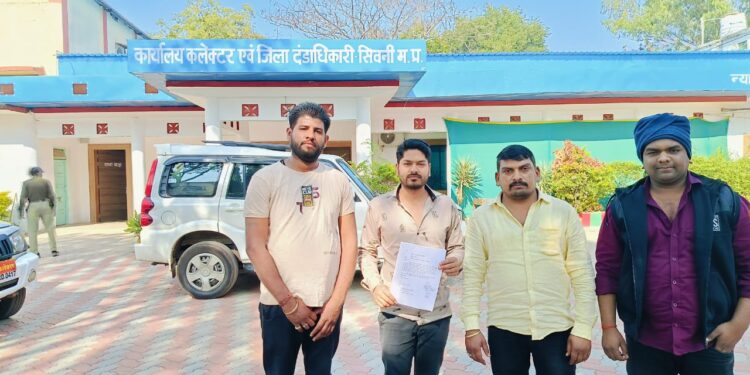 *मोक्ष धाम की जमीन का सीमांकन के लिए जिला कलेक्टर को ग्रामीणों ने सोपा ज्ञापन*