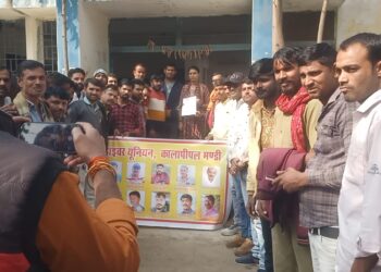 कालापीपल ड्राइवर यूनियन:-सड़क दुर्घटना कानून का विरोध:ड्राइवरों ने तहसीलदार एवं टी आई को सौंपा राष्ट्रपति के नाम ज्ञापन,