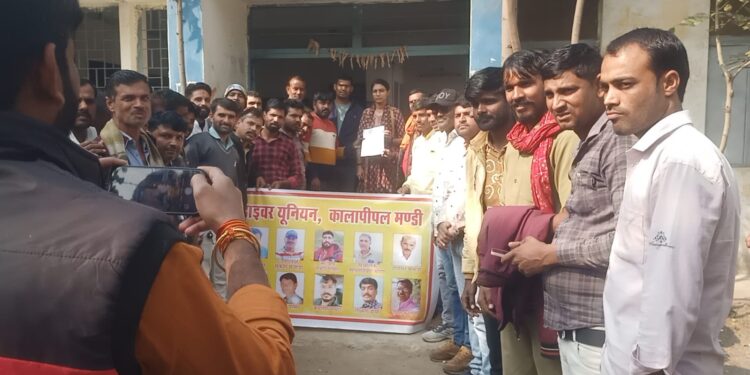 कालापीपल ड्राइवर यूनियन:-सड़क दुर्घटना कानून का विरोध:ड्राइवरों ने तहसीलदार एवं टी आई को सौंपा राष्ट्रपति के नाम ज्ञापन,