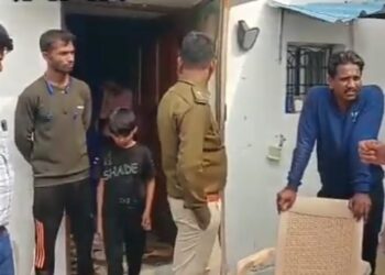 आधीरात डकैतो ने हथियार चमका लाखों के जेवरात नगदी लूट कर भागे