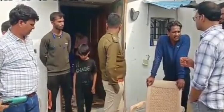 आधीरात डकैतो ने हथियार चमका लाखों के जेवरात नगदी लूट कर भागे