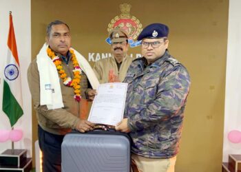 *पुलिस अधीक्षक कन्नौज, अमित कुमार आनंद द्वारा अधिवर्षता आयु पूर्ण कर सेवानिवृत्त होने वाले पुलिसकर्मियों को शॉल भेंट कर विदाई दी एवं उनके उज्ज्वल भविष्य व अच्छे स्वास्थ्य की कामना की गयी।*