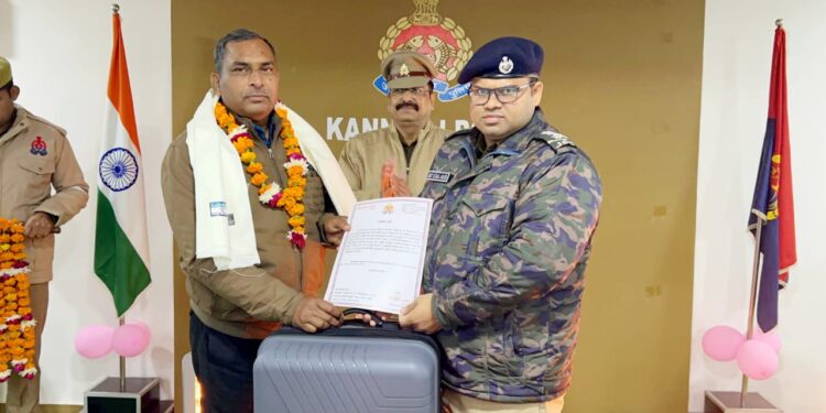 *पुलिस अधीक्षक कन्नौज, अमित कुमार आनंद द्वारा अधिवर्षता आयु पूर्ण कर सेवानिवृत्त होने वाले पुलिसकर्मियों को शॉल भेंट कर विदाई दी एवं उनके उज्ज्वल भविष्य व अच्छे स्वास्थ्य की कामना की गयी।*