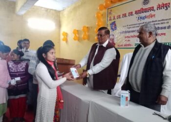 तिर्वा विधायक ने महाविद्यालय पहुंचकर 356 छात्र-छात्राओं को स्मार्टफोन किया वितरण